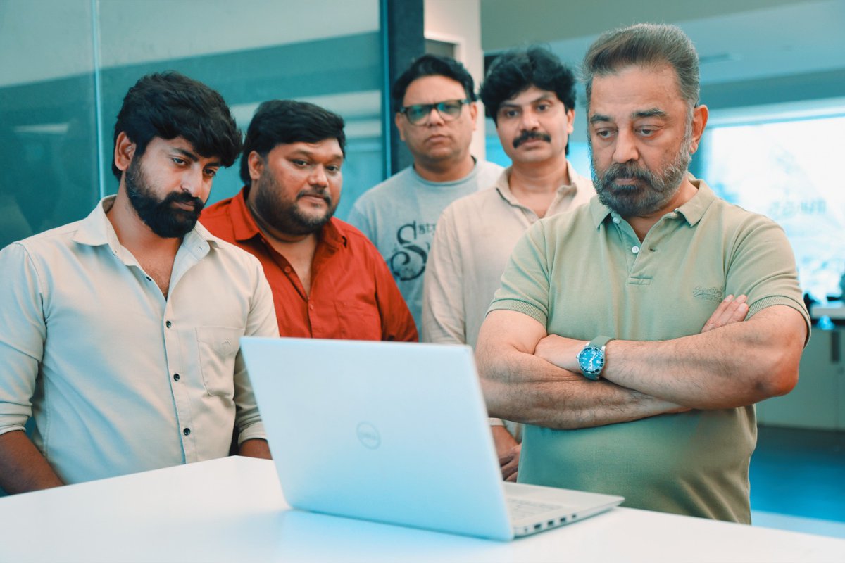 #Ulaganayagan #KamalHaasan met Team #HitList ahead of the release and congratulated the team. 💐 #HitListFromMay31 💥 A @CSathyaOfficial Musical! @realsarathkumar @kanvikraman #RKCelluloids @ksravikumardir @menongautham @thondankani @smruthi_venkat @Aishwaryadutta6