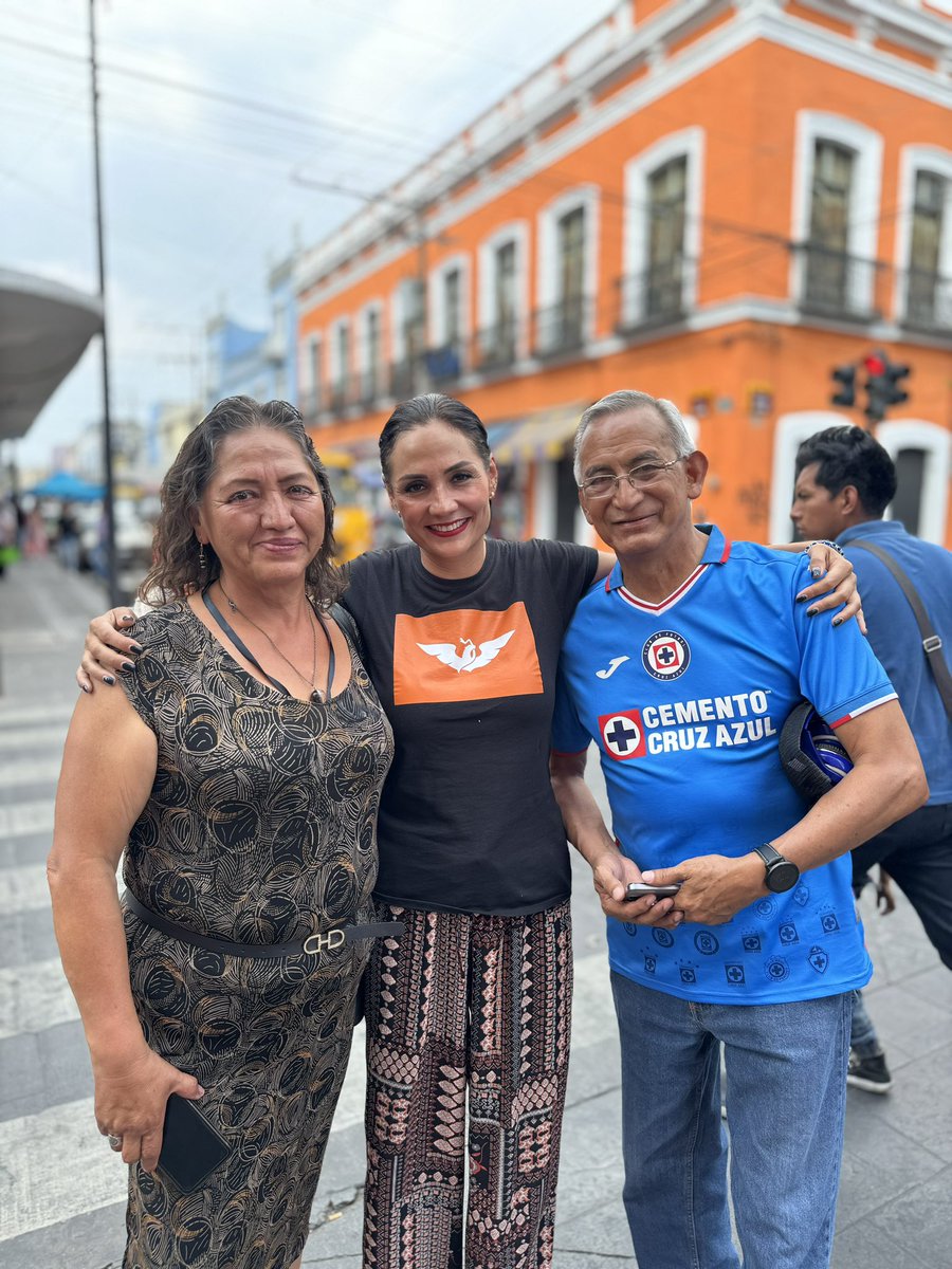 romasoca's tweet photo. De ciudadano a ciudadano, caminemos juntos hacia un mejor futuro 🍊nuestra caminata hoy en la colonia San Antonio y Mercado 5 de Mayo CaminataCiudadana 
#rosamarysoto 
#distrito9federal 
#puebla 
@movciudadanopue 
@alvarezmaynez 
@lauraballesterosm 
@FerMoralesMtz 
@FedrhaSuriano https://t.co/ktMueZXZbw