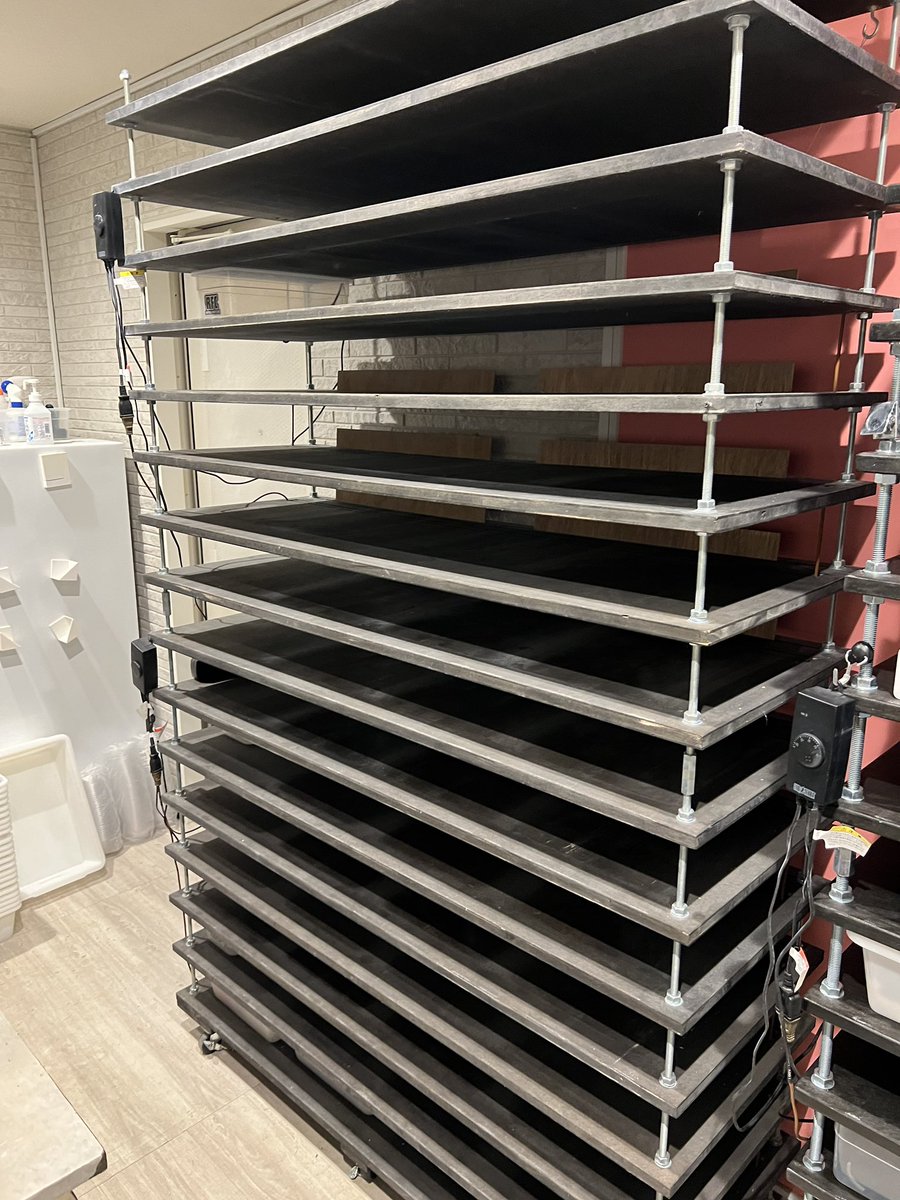 rfc2022_nobu's tweet image. 🌟2周年プレゼント企画🎁

うちで使ってるブリーダー専用ラックの展示の仕方も変更するので、余った板使って一台ラック作ります❗️

ペンキも余ってたと思うので、仕上げてプレゼント🎁しようと思ってます。

周年月は7月ですが、ちょっと制作に時間かかると思うので、今から応募かけようと思ってます😄…