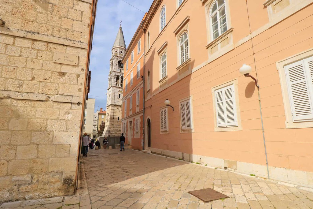 There are so many idyllic alleyways to explore with a surprise around every corner... bit.ly/49nUdva #Zadar #Croatia #CroatiaTravel #travel #traveltips