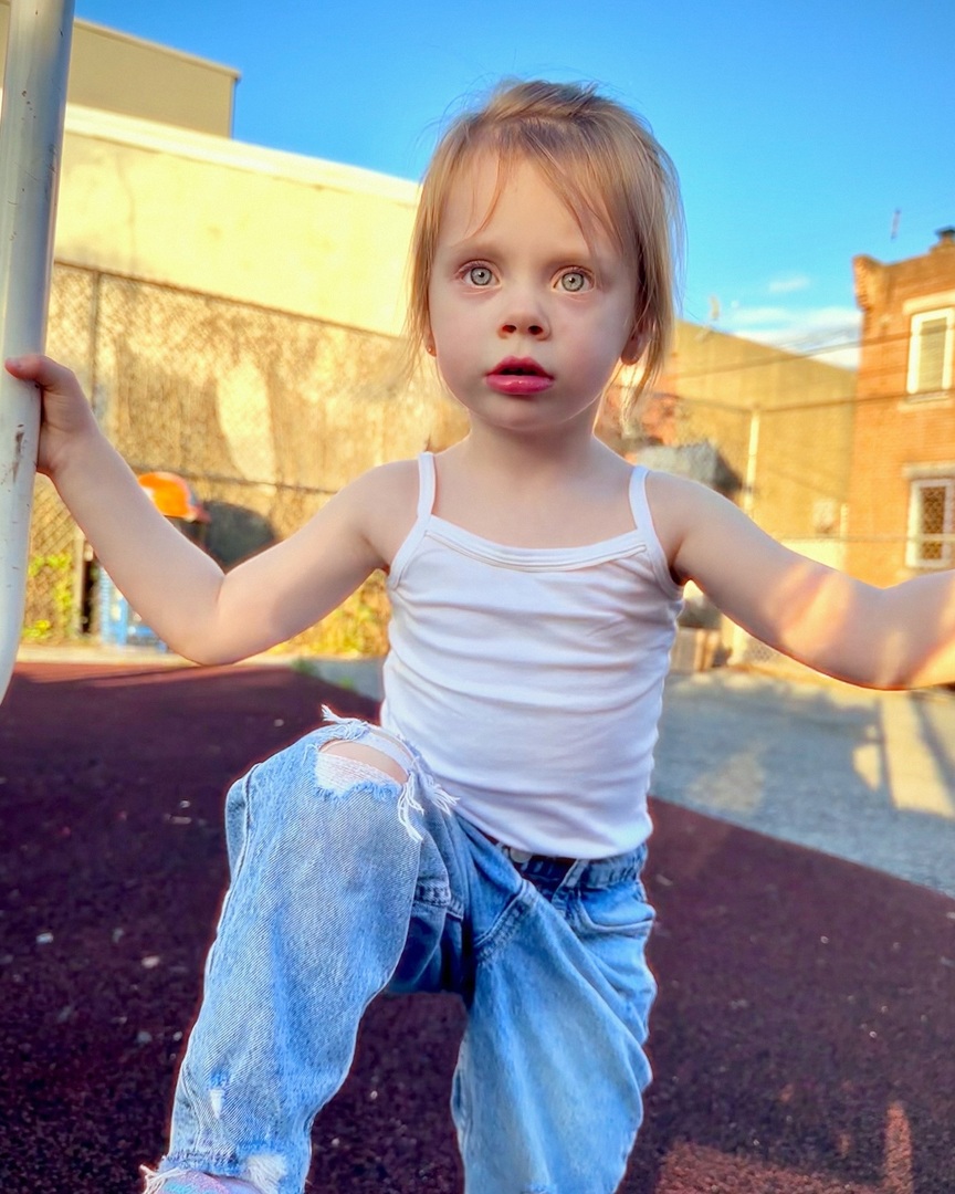 mark_kline's tweet photo. #lilyfromphilly hard at play
.
.
.
#littlegirl #philadelphia #fishtiwn #blonde #blueeyes #granddaughter #grandpa #grandma #playground #plainwhitetee #monkeybars 
Photo credit: @giokay https://t.co/qltrsGlcCm https://t.co/3pOZd3NKu1