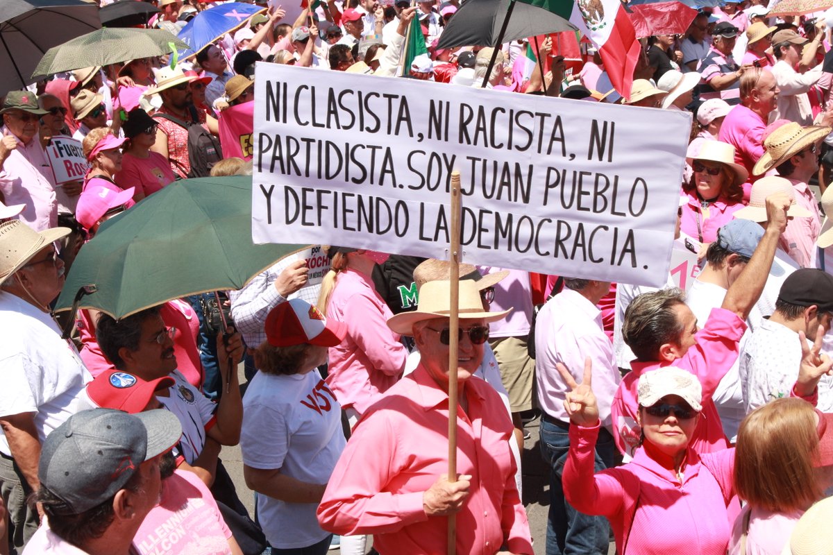 Concivic's tweet photo. La #MareaRosa inunda la Plaza Liberación de Guadalajara. 
Los ciudadanos unidos seguimos defendiendo la justicia, la libertad, la democracia y la república.
#VamosAGanar https://t.co/ympgy8D19t