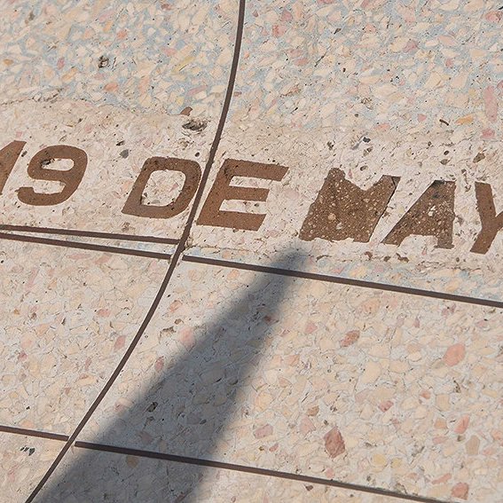 Los dos momentos más esperados cada año en la Plaza Martiana de #LasTunas🌵🇨🇺 cuando el reloj solar marca la fecha de su caída en combate y la luz del Astro Rey ☀️ se refleja en su rostro #MartiViveEntreNosotro