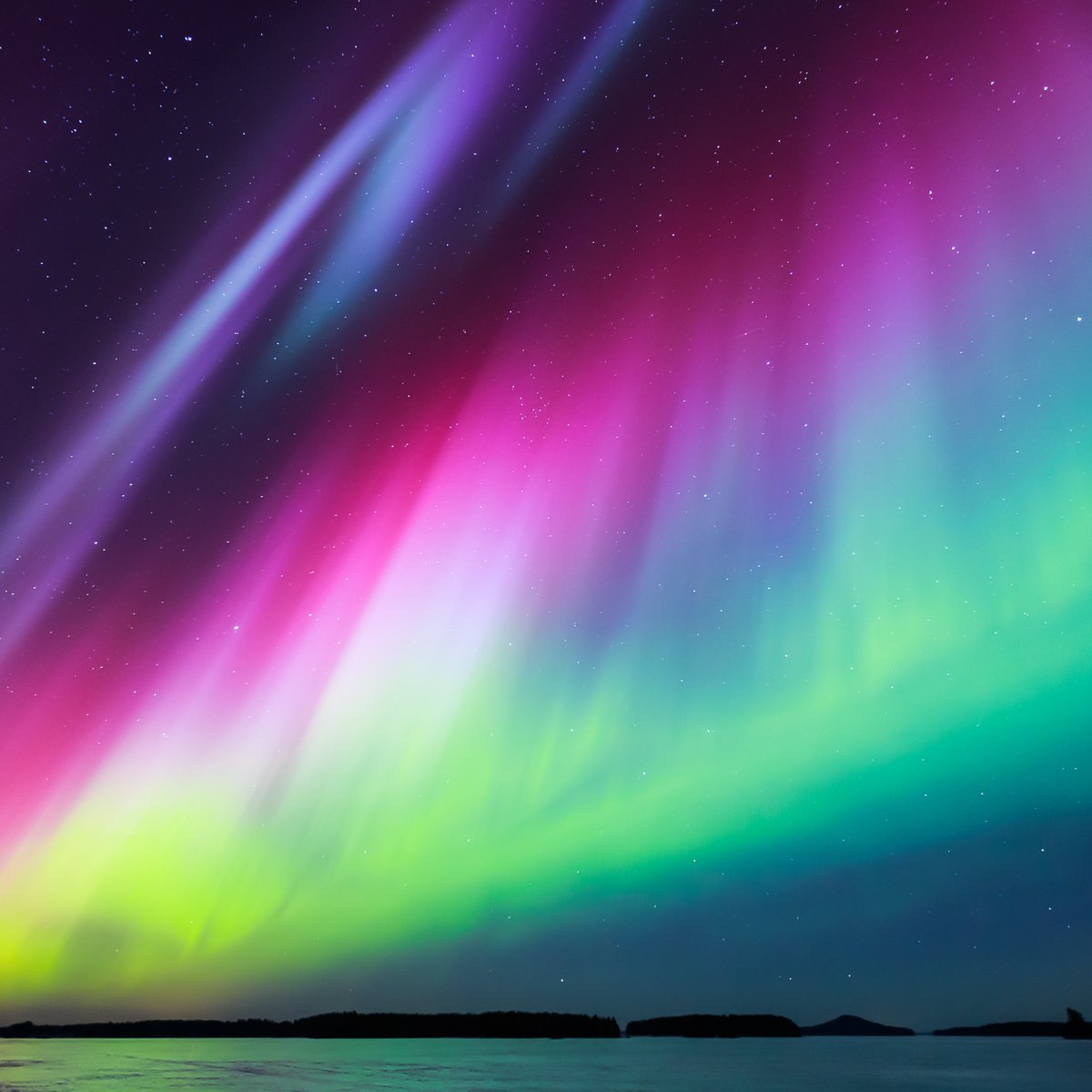 Did you spot an aurora this month? Whether you saw an electric rainbow in the sky or in photos, you might be wondering what exactly is going on. UNSW Prof. @schmidtim explains the “forbidden transitions” that atoms make to produce such colourful aurora: unsw.edu.au/newsroom/news/…