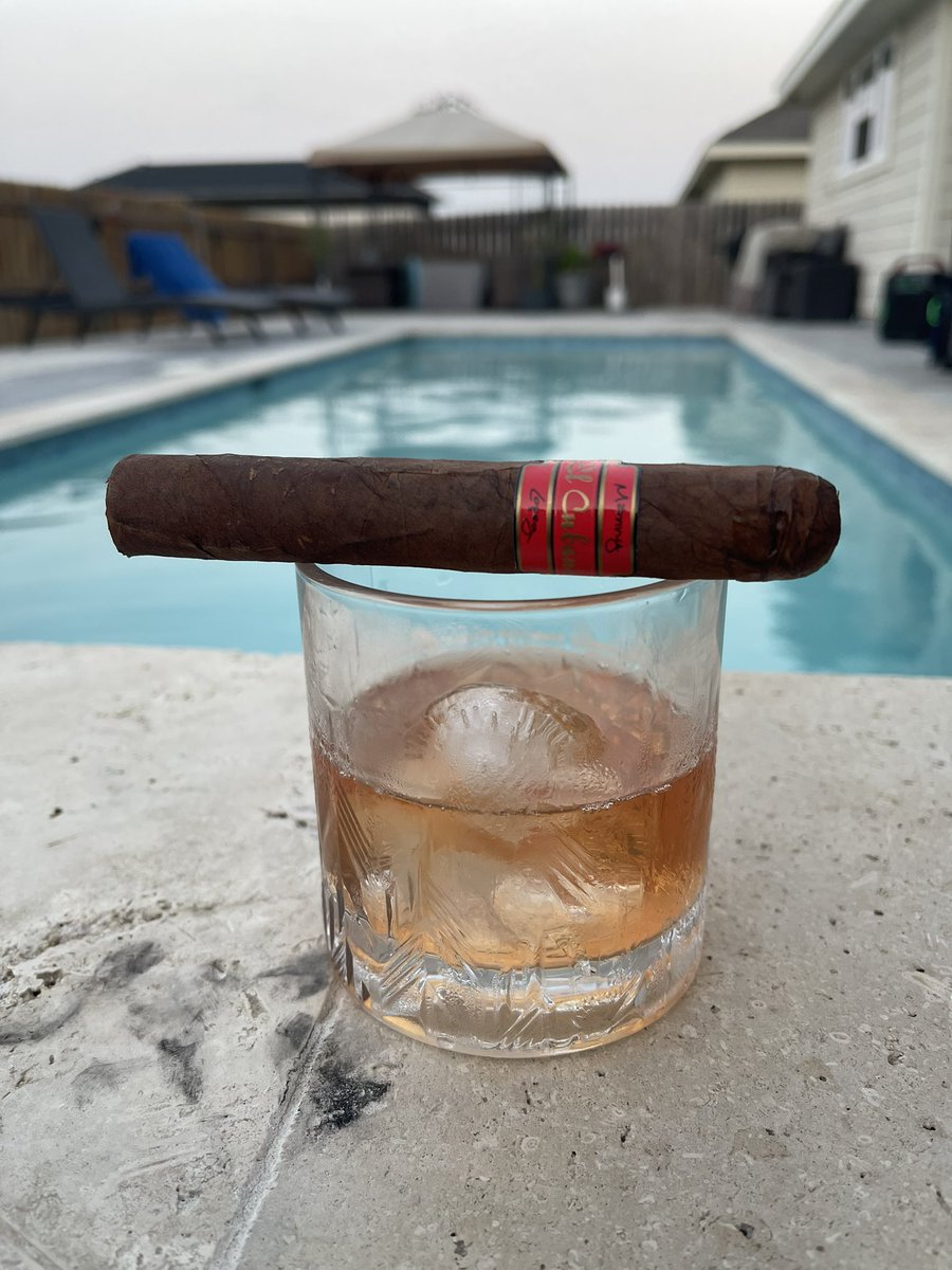 CigarbossR's tweet photo. Time to relax #SundayFunday #mannylopez  #cigarlife @CigarTighe https://t.co/1XOFnQ0QxB