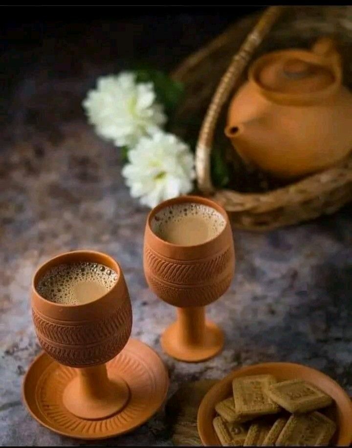 मैं सो रहा हूँ, कोई तो जगा दो,
अदरक वाली चाय, कोई तो पिला दो।

#चाय_लवर्स ☕ 
#सुप्रभात 🌞