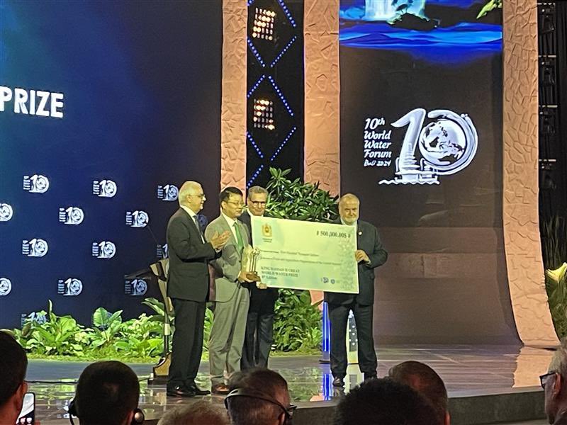 FAOIndonesia's tweet photo. 🌟 Exciting news! 🌟 FAO has won the King Hassan II Great World Water Prize at the @WWaterForum10! 💧🌍 Honoring strategic water resource management and protection, we're committed to global partnerships for a water and food secure world for all! 🌱🤝 #WWF2024 https://t.co/Bm1IIXrIB8
