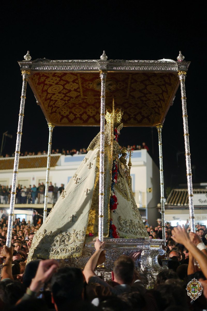 ''El Rocío es sentimiento, que vive dentro del alma Y que galopa en mis venas Un mundo lleno de arena La verdad de una plegaria Es una noche de estrellas Es llegar a su ermita blanca'' #ElRocío24