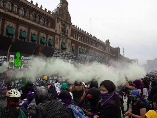 Sheinbaum hablando de la represión del 68, sin olvidar que ella manda a reprimir y gasear a las mujeres cada 8m.
#DebateIne