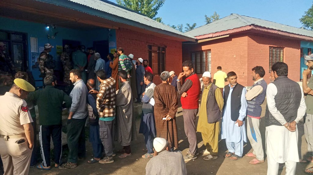 dicbudgam's tweet image. #LoksabhaElection2024
Voters across #Budgam &amp;amp; #Beerwah enthusiastically line up early morning to cast their vote for Baramulla Parliamentary Constituency.
 
#KashmirGoesToPoll
#Chunavkaparv 
#DeshKaGarv 
@ECISVEEP 
@ceo_UTJK 
@diprjk