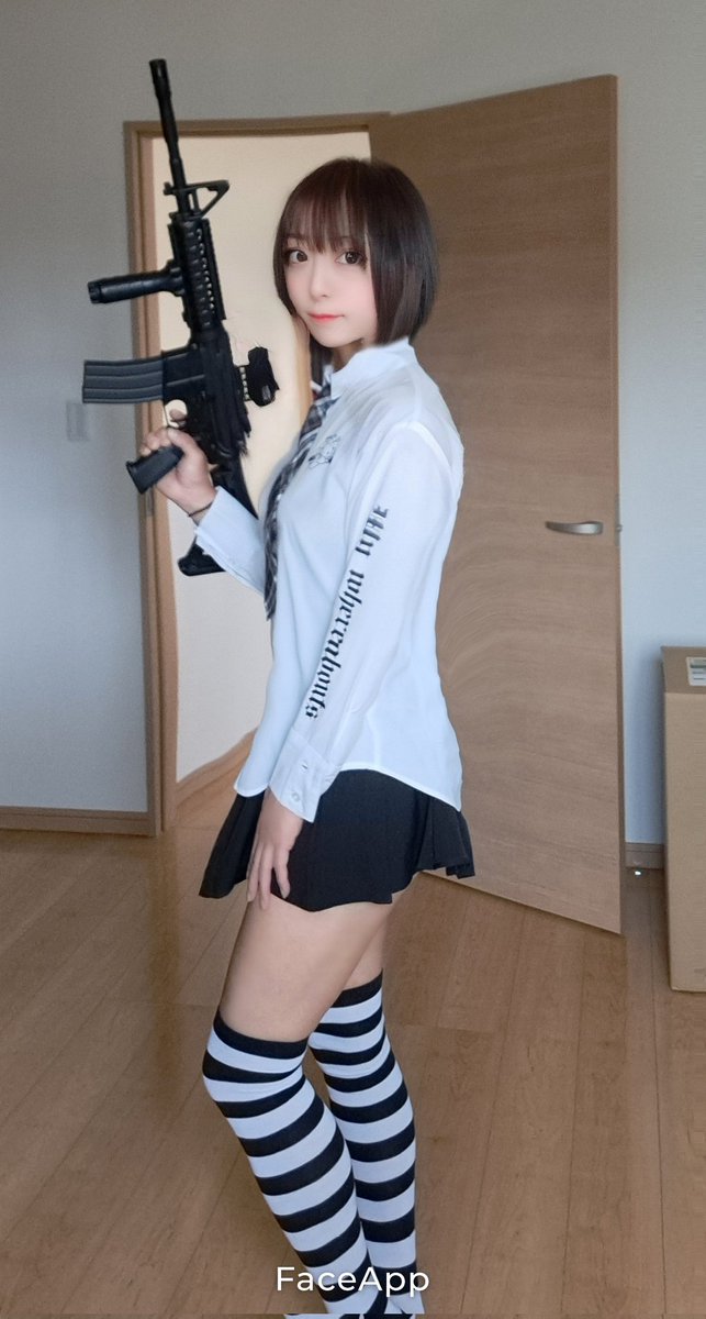 おはよーございます☀️🙋‍♀️❗ 先日のコスプレ編です👩‍💼 コンバットガール風でよろしくです🔫 あなたの💓を射止めます😉💕 #カコジョ #コスプレ #サブマシンガン #サブカル系 #女装 #絶対領域 #ミニスカ