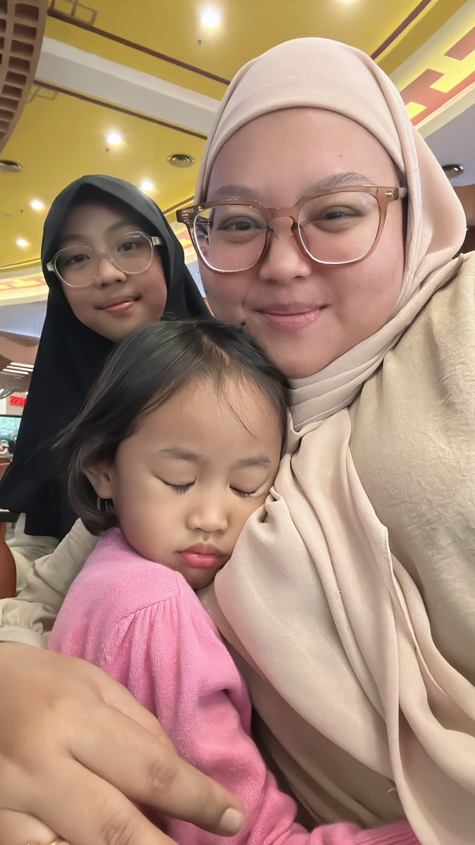 Si nempel mulu sama emaknya