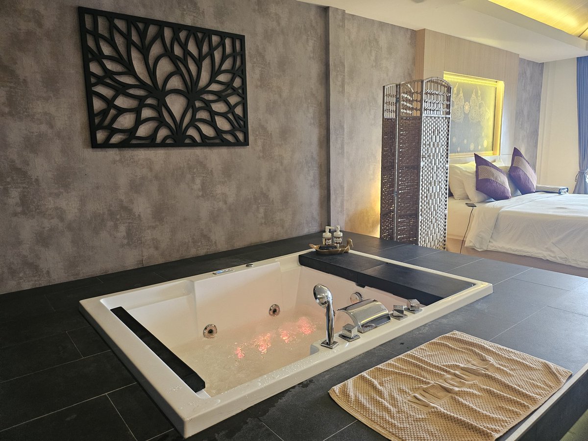 昨天的房间冷气不给力
今早跑去要求换房间
结果把我的honeymoon suite
换去beach front suite...