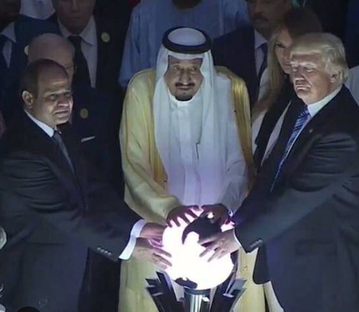 Profe_Andy's tweet image. I thought that glowing orb was familiar.  #HATM