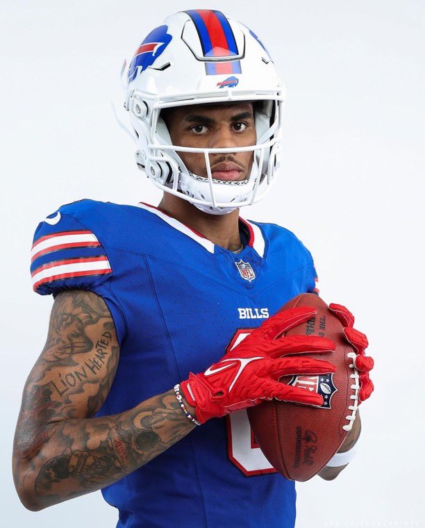 WHOLESOME: A young #Bills fan wrote rookie Keon Coleman a letter and sent it with bracelets he made, Keon saw it and wore them for his official rookie pictures. “This boy's day was MADE.” 👏👏👏 (Via @leslieanne94)