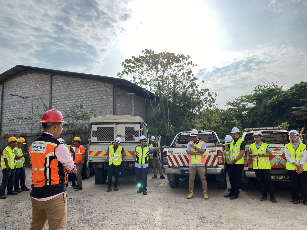 Mulakan pagi anda dengan toolbox 💪🏻

"Safety begins with you"

TOOLBOX BRIEFING STAFF RC KAWASAN KOTA BHARU

TARIKH : 20/05/2024
MASA : 8.40 AM
LOKASI : PEJABAT ROADCARE KOTA BHARU

TOPIK :
- WARNING SIGN
- SAFETY CONE
- PPE

#TowardsSafetyCulture
<a href="/Roadcare_Kelntn/">ROADCARE WILAYAH KELANTAN</a> 
<a href="/RC_KBharu/">Roadcare K. Bharu</a>