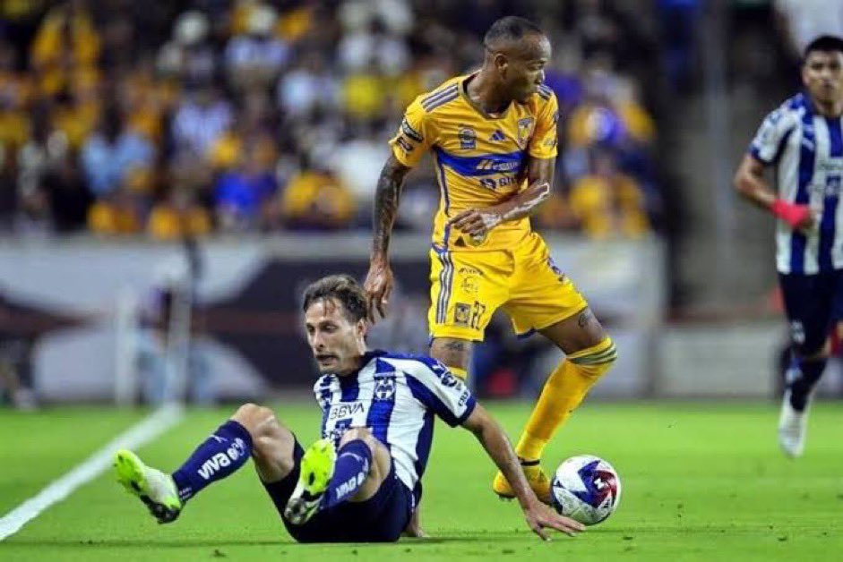 Pinche jugador sobrevalorado, que sus únicos logros han sido un gol de penal vs tigres al último minuto y enseñarles el escudo en el volcán.
Hacen ídolos a puro pendejo.
#rayados 
#ligamx
#SergioCanales