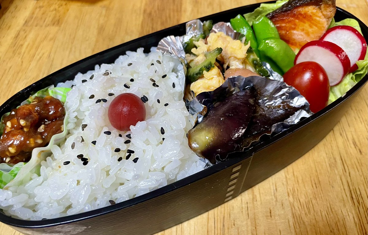 母が作る弁当、今日は焼き鮭、ゴーヤチャンプル、ナス田楽、ピーナッツ味噌です。 ゴーヤチャンプルを食べると夏が近いなぁ…と感じます。 #料理 #お弁当