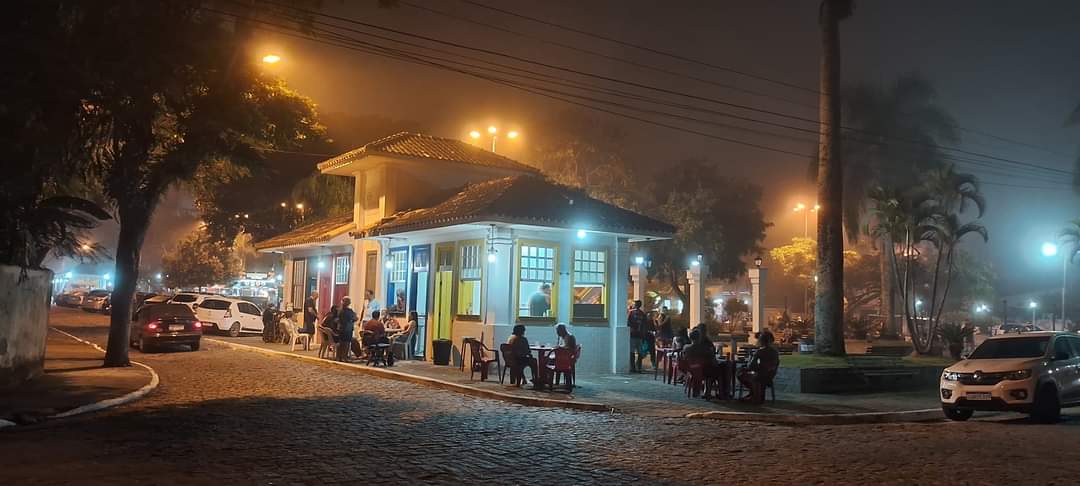 domingosjr's tweet photo. A cidade pra onde estou me mudando, nova sede de #DODOLAND, é aquela típica cidade do interior com pracinha principal que tem coreto e liga a igreja matriz a um museu na beira do Rio (e fica a passos da minha casa) https://t.co/jWggRDsmzg