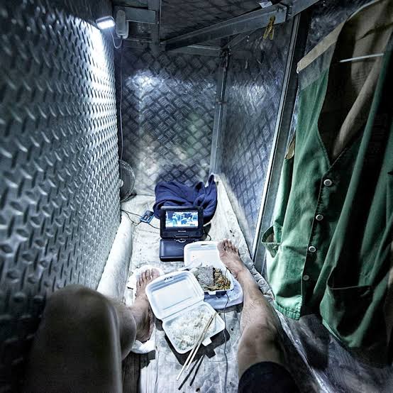 Un chilango en su depa tipo loft de 15K mensuales viendo a Claudia decir que ella tuvo resultados en vivienda en CDMX #DebateINE