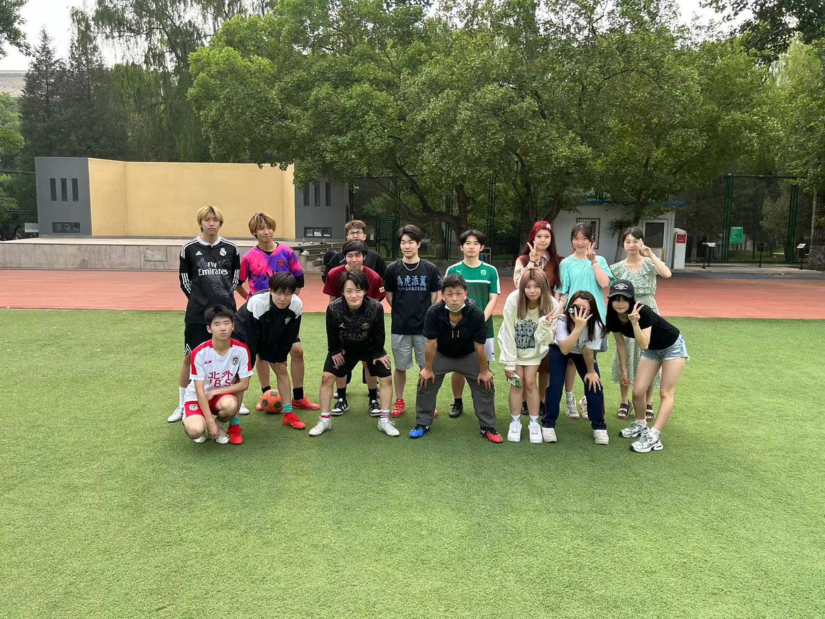 休日に香坂班及び中国人学生と大学のグラウンドでサッカーをしました。

熱い中、皆充実した時間を過ごせたと思います。