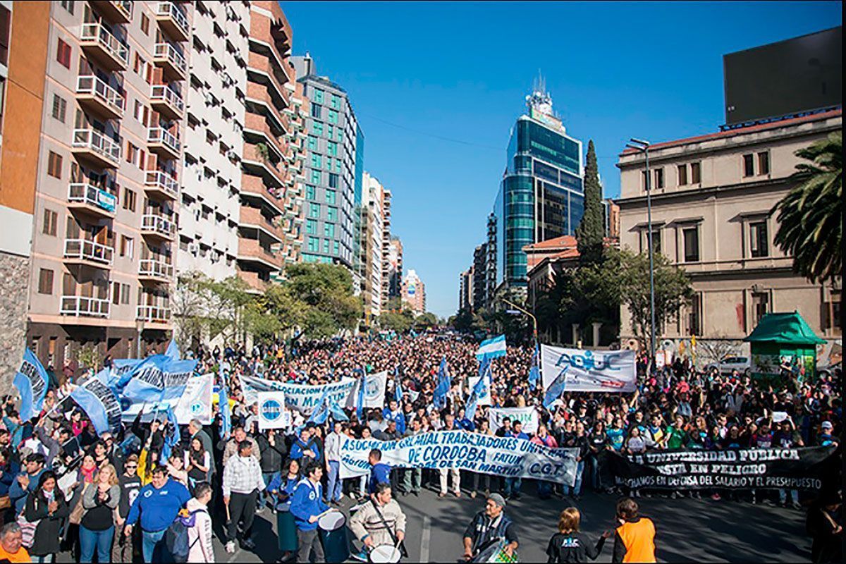 🔵 Preparan una masiva protesta contra Milei en Córdoba para el 25 de mayo. ✍ Adrián Camerano | buff.ly/44P6bNt