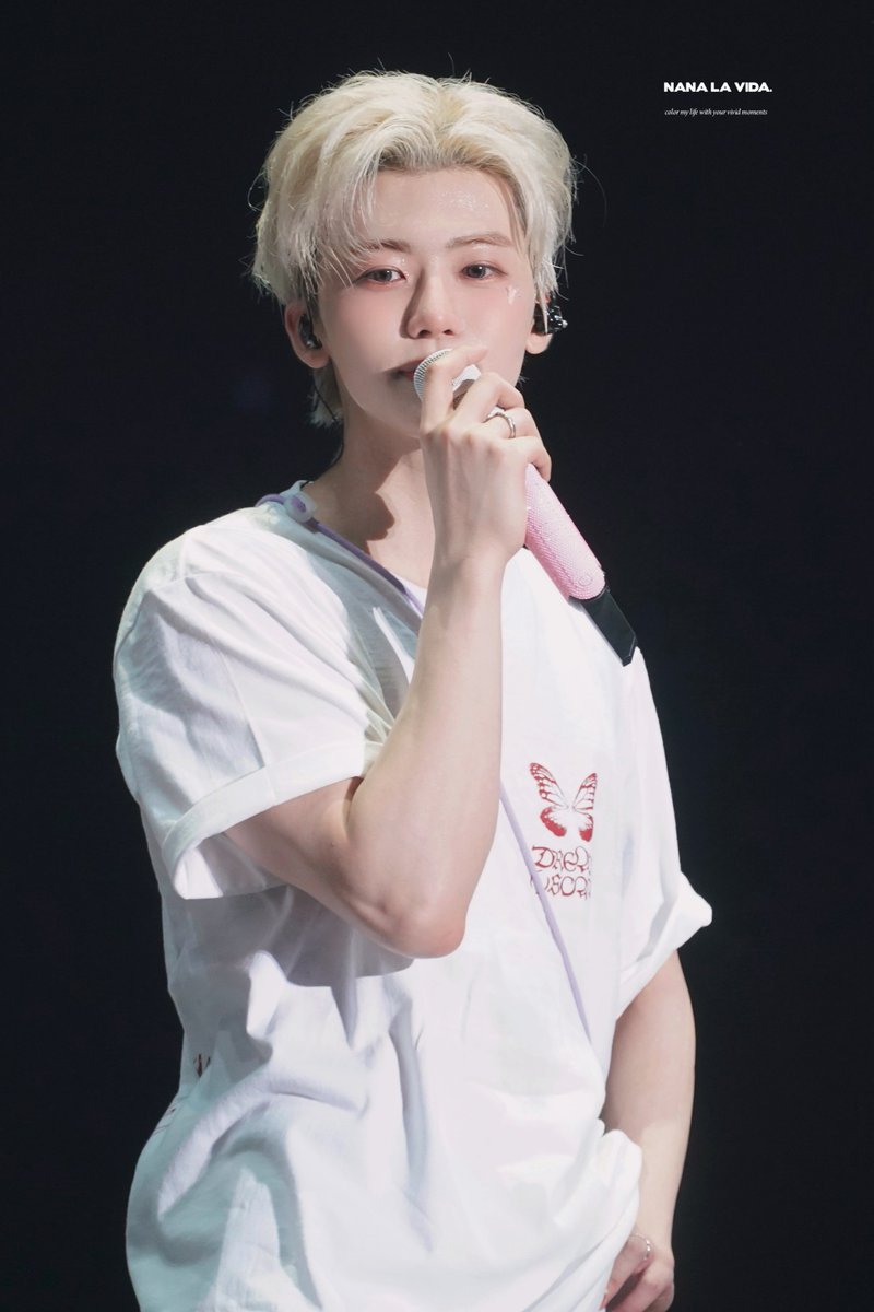 NANA_lavida's tweet photo. Tiap ke Jakarta tu pasti makin panas y, tp mw sepanas apapun, Injeuni memang the best baik bgt selalu😻
walau panas spt sauna kek mau meninggoy pas konser🥵tp hanupis y buat semua yang selalu bantu dan sambut ak dgn hangat🥹💗Nnti kita ktmu lg krna ak pasti akan mudik kesini 😸😽 https://t.co/EkeTvTZsAW