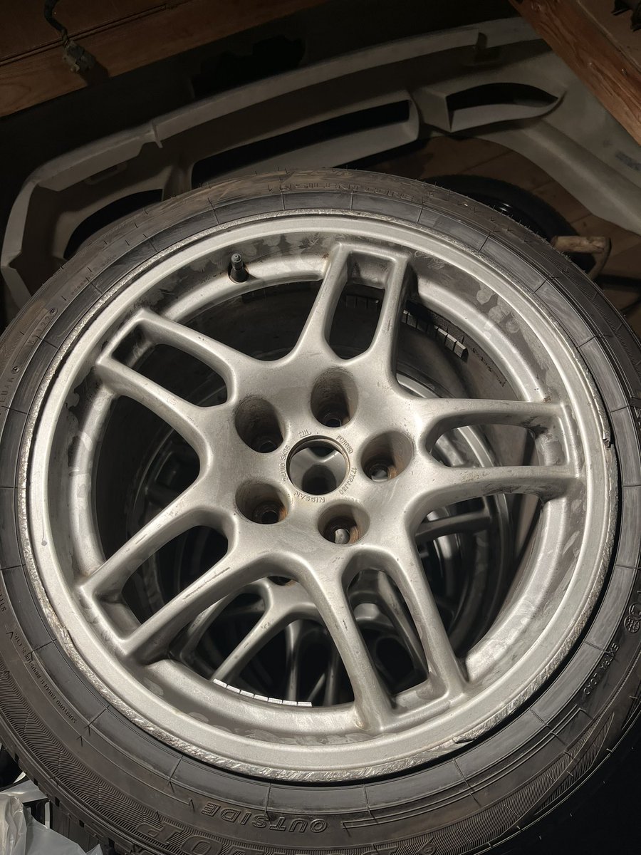 x_xtowa722x_x's tweet photo. エンジン治す資金集めの為売ります。
GTR33純正ホイール　9j 30 4本
割れ曲がり漏れ無し、ガリキズあり、ドリケツで使ってました。
千葉県から、できれば直接、大黒paぐらいまでであれば運べます。

7万円 https://t.co/F2dThONvDo