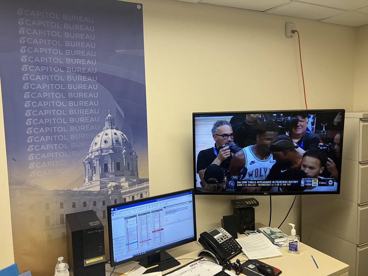 Finally some excitement at the Minnesota State Capitol after the Wolves adjourned the Denver Nuggets season sine die! 🎉🏀