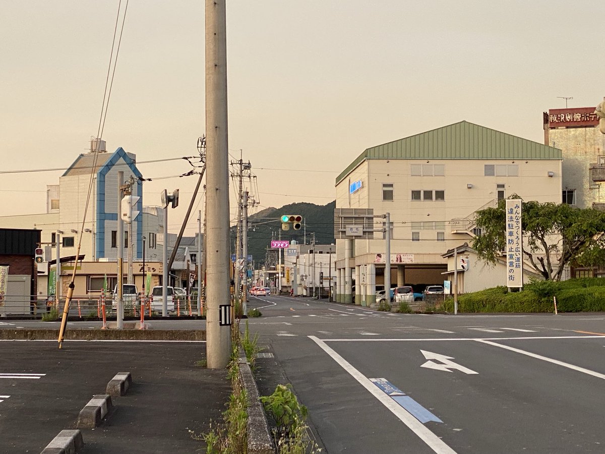 震度６弱の強震に見舞われた高知県宿毛市の現在の町並みです。信号機から手前が新しく開発された町なので、意外にも地震の影響を受けていませんでした。一方、前方の青信号を山側に進むと旧市街地になるわですがその周辺が地震の影響を受けているようです。