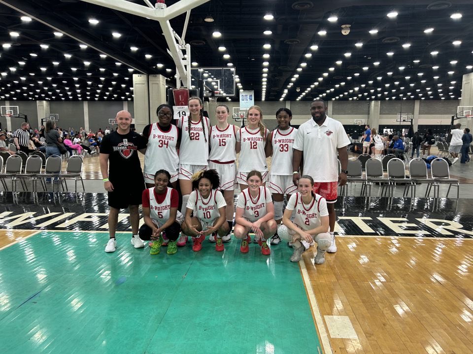 The growth of this team from March to now has been something amazing to coach and be around. To play the way these girls did this weekend was Major 5-0 ⁦<a href="/Elite40League/">Elite 40 League</a>⁩ shout out ⁦<a href="/bweakley3/">Bryan Weakley</a>⁩ ⁦<a href="/TiaWoo22/">Tia Woo</a>⁩ for rocking with me ⁦<a href="/TBWexposure/">Team Brandan Wright</a>