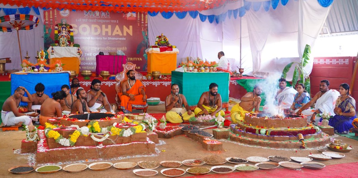 IDhanurveda's tweet photo. Parashurama Jayanthi celebration performed Parshuram yagam, Alakshmi Nivaaran Yagam.Devotees gathered to perform sacred rituals, chant Vedic hymns, and seek blessings from Lord Parshuram. 

#isodhan #dhanurveda #dhanurvidya  #parshuram #parshuramjayanti 
#Abhishekam #Hyderabad https://t.co/MdYiZ4pzfy