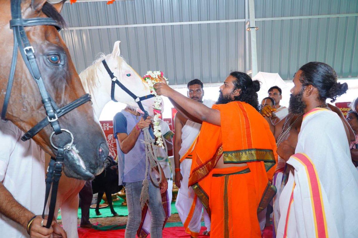 IDhanurveda's tweet photo. Celebrated Parashuram Jayanti in Hyderabad!

  #isodhan #gurukul #ParshuramJayanti #Abhishekam #Hyderabad #Spirituality #Devotion https://t.co/zWKA49B006