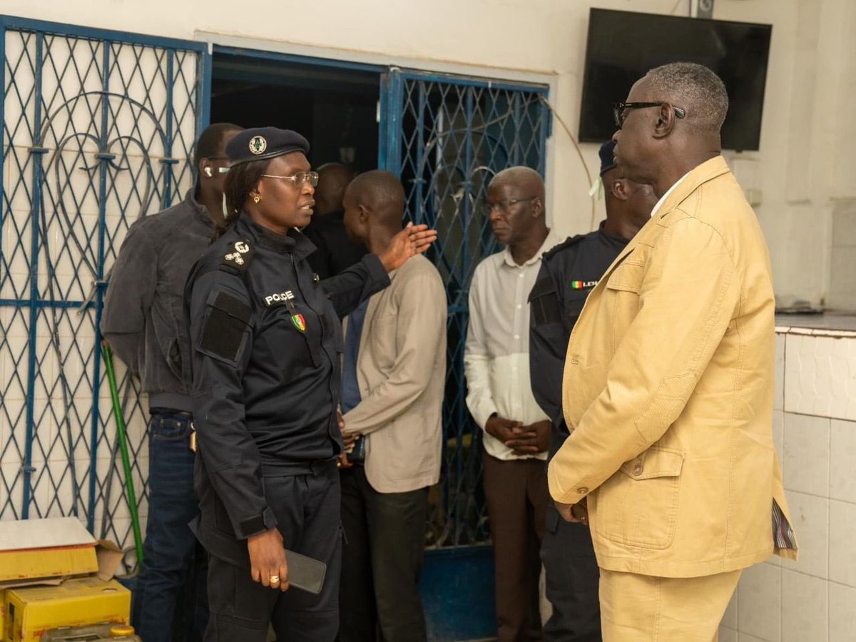 Le Général Jean-Baptiste Tine, Ministre de l’Intérieur et de la Sécurité publique, a poursuivi ses visites de terrain dans les villes de Thiès, Saly, et Mbour (jusqu’à 2h du matin). Il s’est engagé à prendre des mesures concrètes pour améliorer la sécurité et la fluidité des