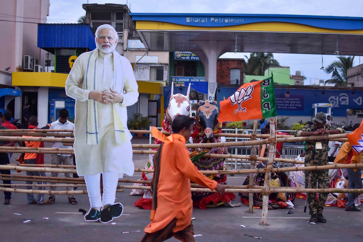 Badadanda in #Puri wears saffron look with #BJP flags ahead of PM #NarendraModi's roadshow | #Odisha Photos @ddmallick @NewIndianXpress @santwana99 @Siba_TNIE