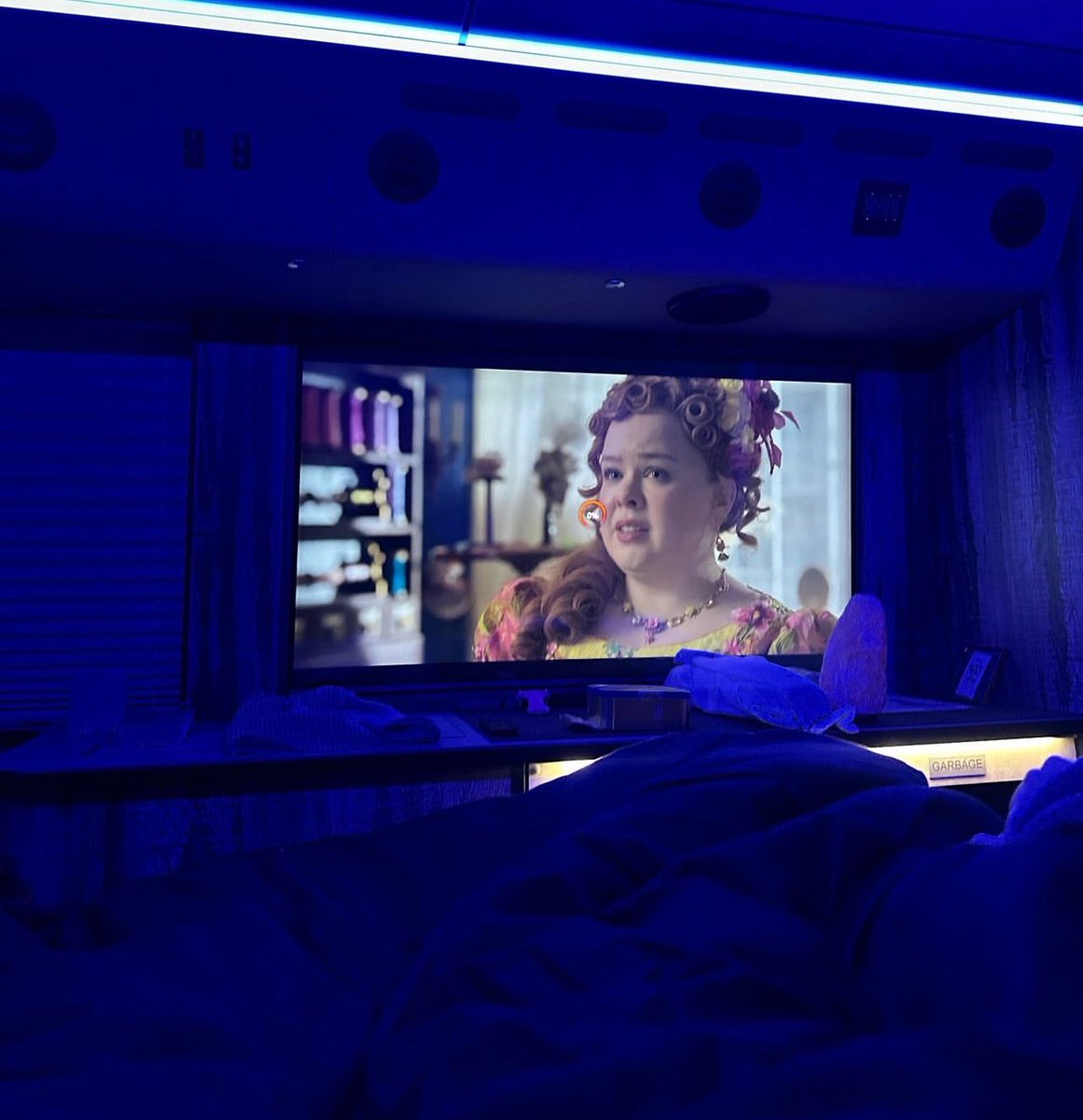 ตอนนี้ Tate McRae กำลังทัวร์อยู่แต่เธอก็มี Netflix Nights บนทัวร์บัสและล่าสุดเธอกำลังดู Bridgerton ซีซั่น 3