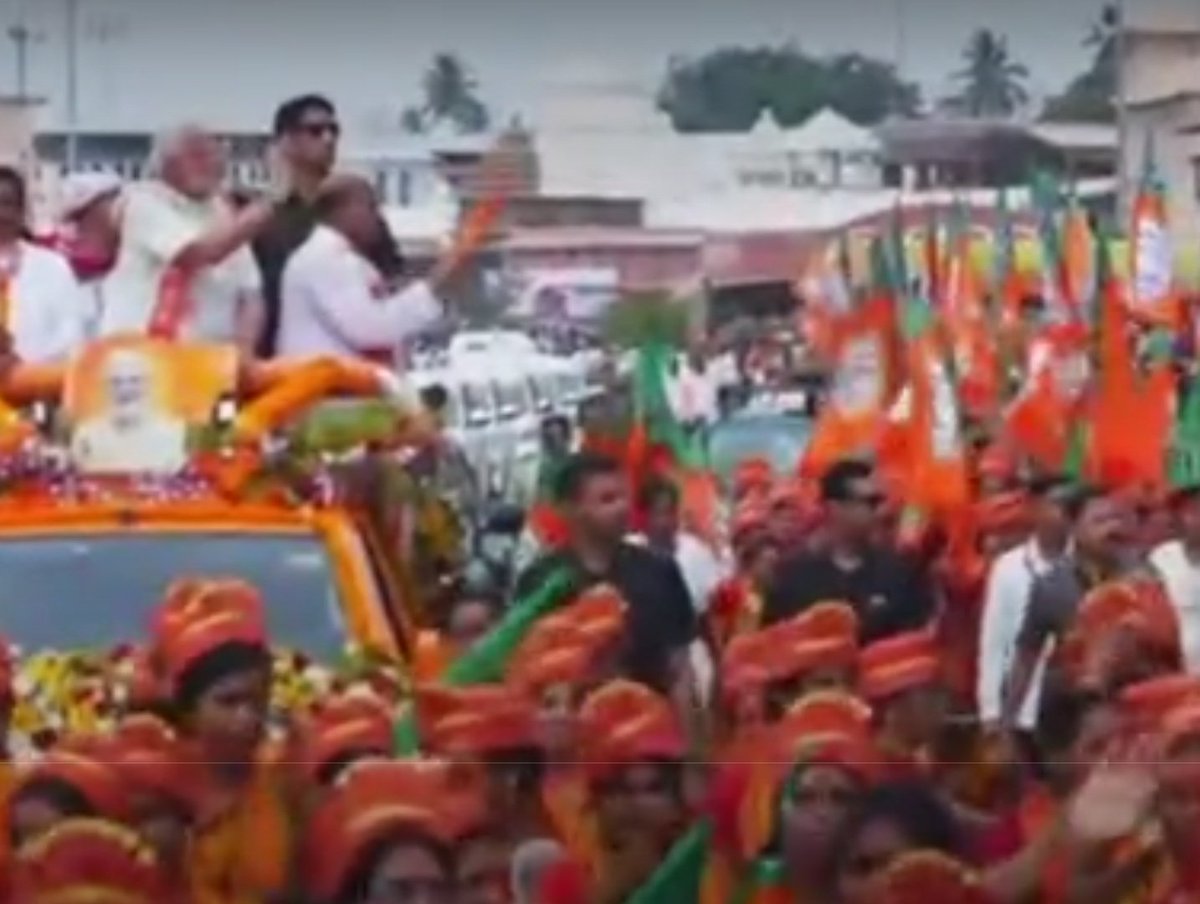 Crowd throngs #Puri Badadanda in large numbers to catch a glimpse of PM #NarendraModi as he kicks off his roadshow on the grand road after Trinity's darshan in Srimandir | #Odisha @NewIndianXpress @santwana99 @Siba_TNIE