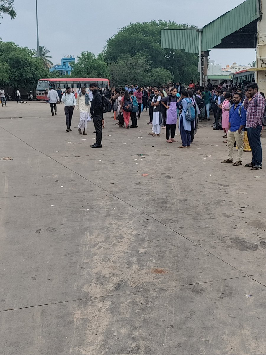 PSNagananda's tweet photo. @KSRTC_Journeys ಪ್ರತಿ ದಿನವೂ ಚಿಕ್ಕಮಗಳೂರು ವಿಭಾಗದ ಪ್ರಯಾಣಿಕರ ಸೇವೆಗೆ ಹೆಚ್ಚಿನ ಬಸ್ ಗಳನ್ನು ನೀಡಿ ಸಹಕರಿಸುತ್ತಿರುವ ತಮಗೆ ಅನಂತ ಅನಂತ ವಂದನೆಗಳು. 
Thank you KSRTC https://t.co/5UbRez3BqV