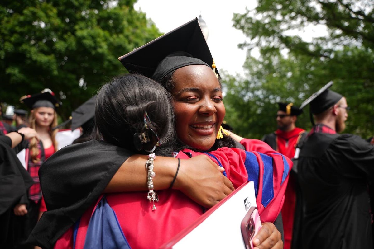 There aren’t enough pictures to encapsulate all the good that was today! It was sunshine, smiles, hugs and all things Monmouth College. Congratulations to all our Scots and their families! 🎓❤️🖤 #ItsGreatToBeAScot 

For all the photos: flickr.com/photos/monmout…