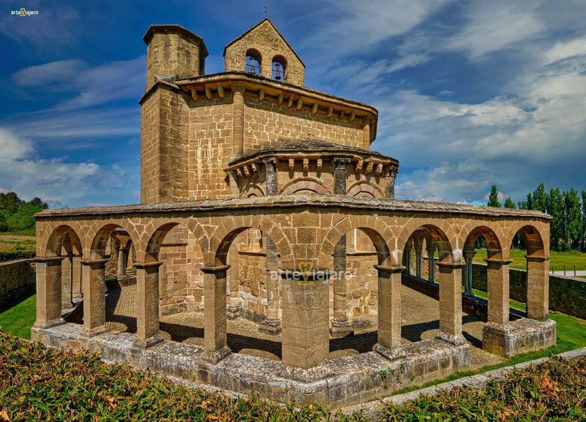 Iglesia de Santa María de Eunate (S. XII), una joya del arte románico de #Navarra que nos sorprende con su singular planta octogonal y su galería porticada con 33 arcos de medio punto #FelizLunes #BuenosDias