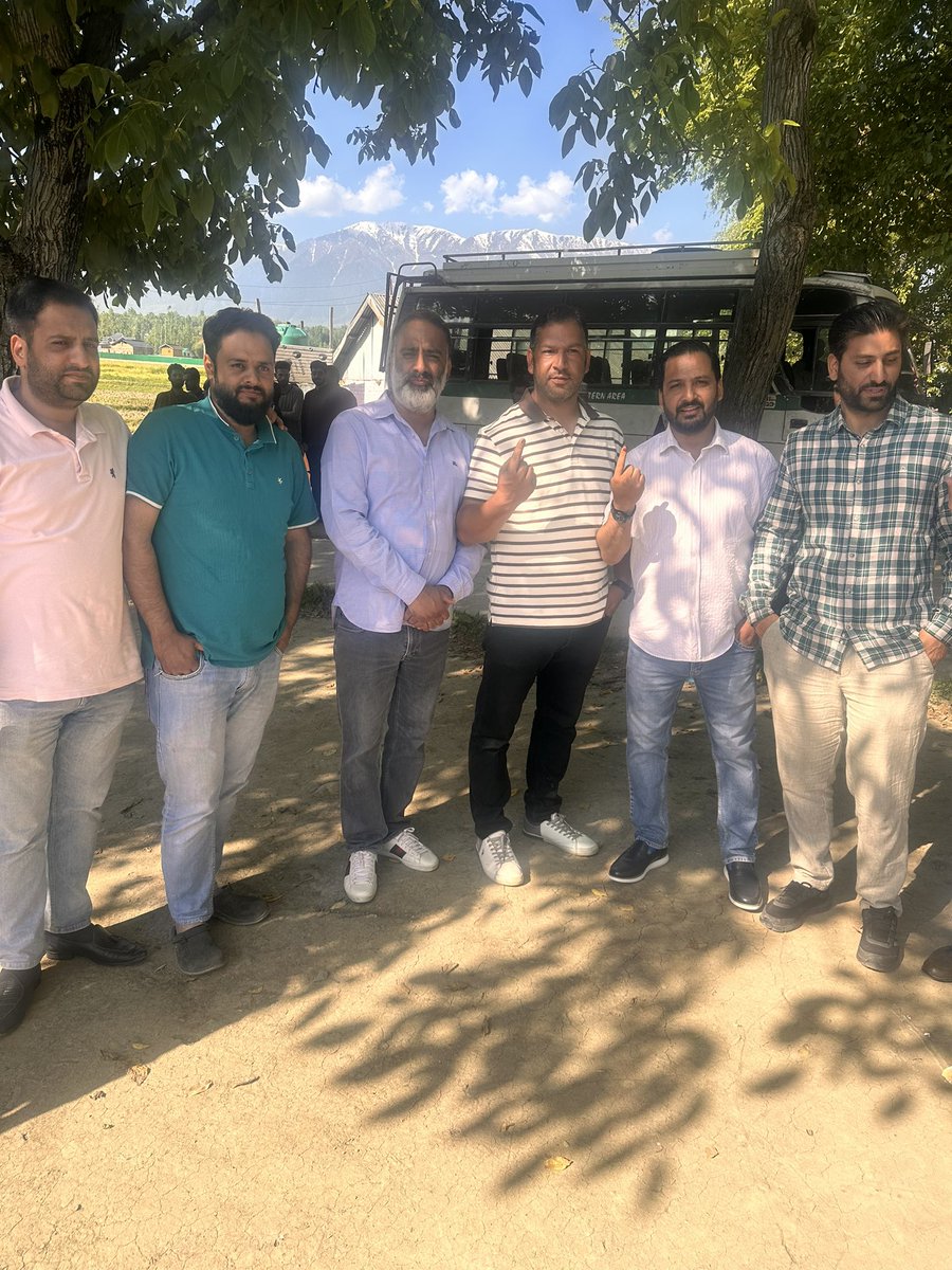 salmanalisagar's tweet image. With Colleagues @salmanmattoo  @rayees_mattoo  after they casted their votes at #Kandhama “A” #Beeteah 
#Victory @OmarAbdullah 
#Victory @JKNC_ ✌️