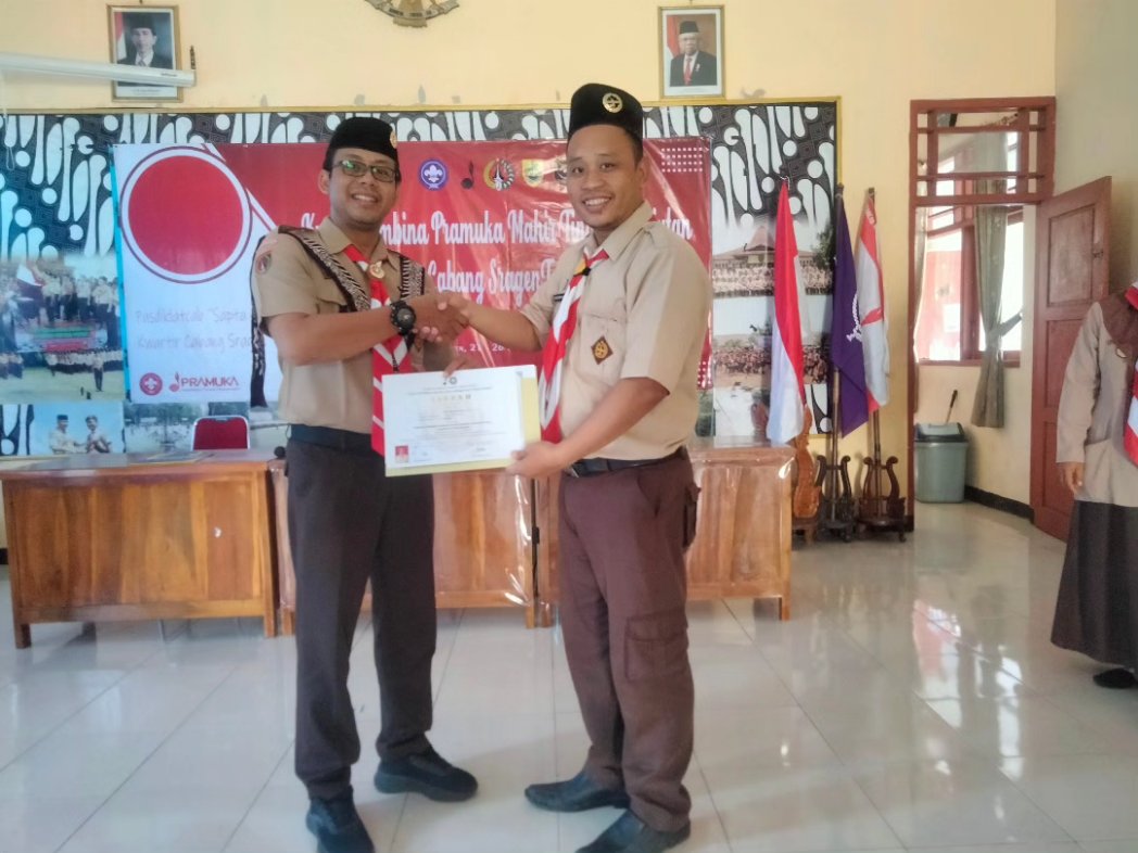 EkoBastra's tweet photo. #fypシ゚
#viral
Pramuka mengajarkan kebersamaan, kedisiplinan, kemandirian, jiwa korsa dan semangat pantang menyerah.

*Satyaku kudharmakan dharmaku kubaktikan*

#pramuka #jiwakorsa #mental #moral #semangat #persaudaraan #gerakanpramuka #pendidikan #pembina #kmlpramuka #ilmu https://t.co/gCk0XxWIiq