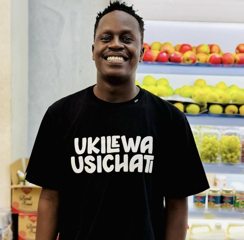KingHabari's tweet photo. Watu wanashindwa kutofautisha comedy na UCHIZI. Watu wengi wa Arusha hawafanyi comedy ila wanafanya UCHIZI hawana content ya maana ya kuchekesha watu zaidi ya kuongea ujinga lakini comedian sikuzote haishiwi content kama akina TX DULLAH . Ivi ako kajamaa kfupi kanakuchekeshaga 😃 https://t.co/RrCFYq0VVQ