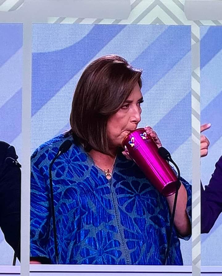 Yo chingandome mi shot cada que Xóchil saca su cartulina 🤣🤣#DebateINE
