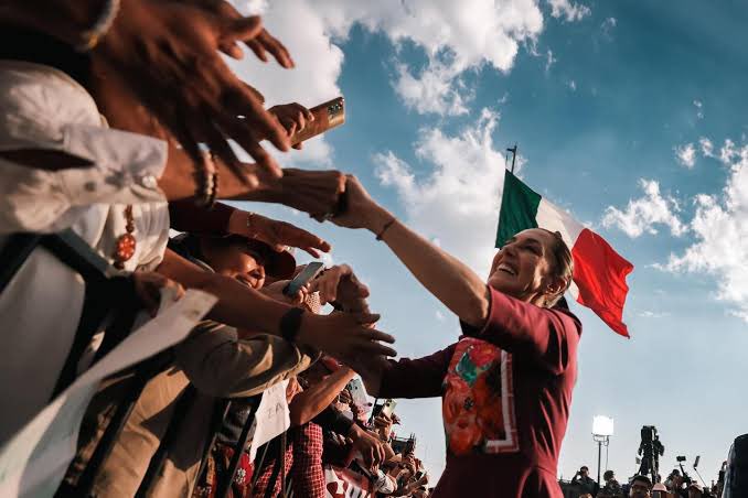 BrunofiloFH's tweet photo. “Los únicos que hemos luchado por la democracia del país somos nosotros”

Morena es el instrumento de lucha del Pueblo, por eso, la Dra. @Claudiashein será nuestra próxima presidenta, para darle continuidad a la transformación.

#ClaudiaArrasa
#ClaudiaPresidenta
#DebateINE https://t.co/In1SmBKYc4