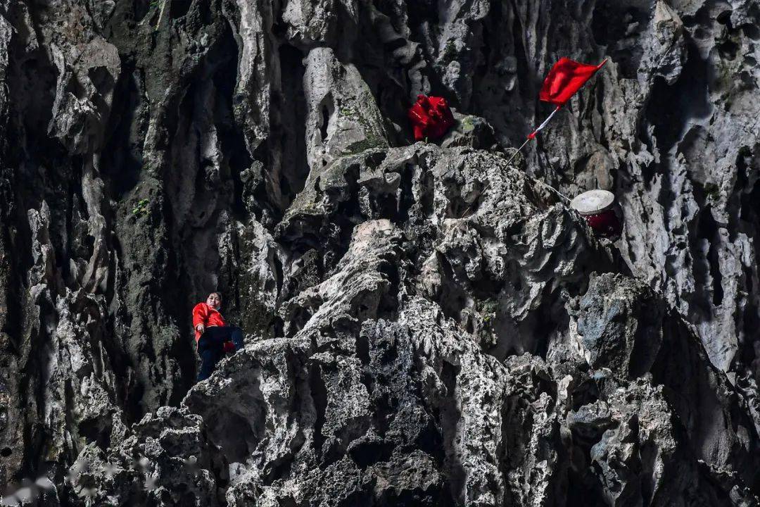 Over a millennium ago, the Miao forefathers were forced to hone their rock-climbing skills due to the harsh living conditions; these amazing skills are comparable to those of Spider-Man. 📷 by Eyesnews #LandscapeViews #ExperienceTravel #CreativeArticles