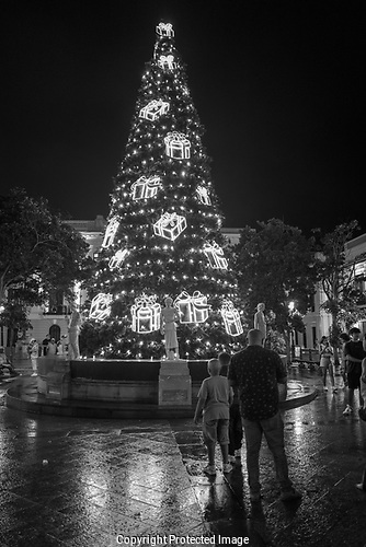 Viejo San Juan Crepuscular #viejosanjuan #puertorico #fotografianocturna #nightphotography #streetphotography #fotografiacallejera #monochrome #monocromo #leica #leicaq2monochrome by Rolando Emmanuelli-JimEnez: remmanuelli.street… dlvr.it/T76q1c #remmanuelli #nocturna