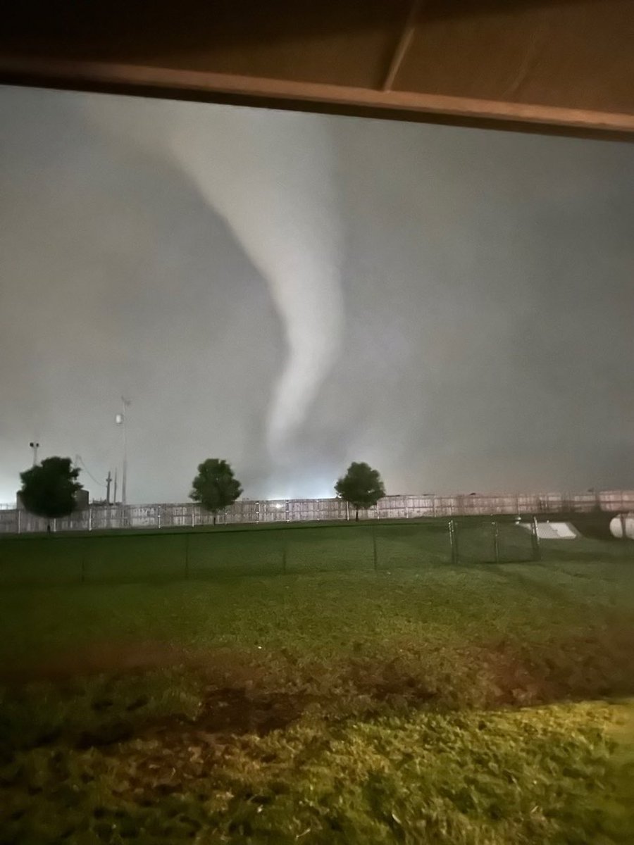 Tornado near Mustang, OK earlier this evening. #okwx