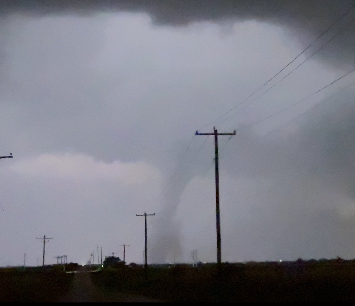 Tornado captured by @JordanHallWX south of Yukon, Oklahoma earlier today. #okwx