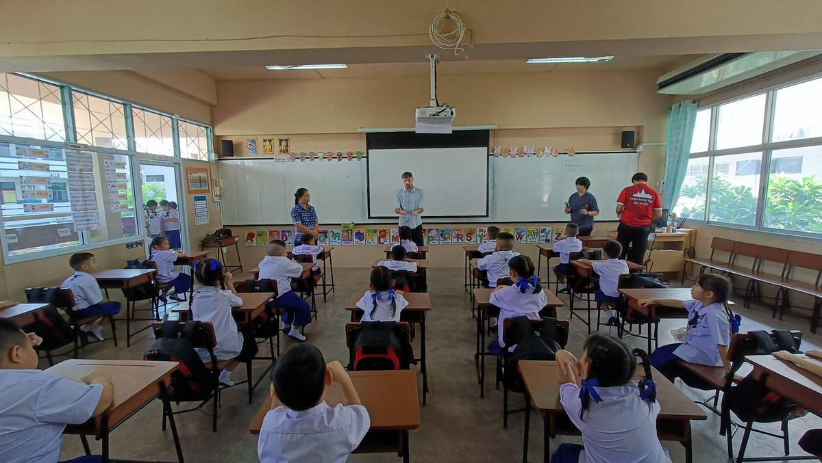 📷 It's an exciting start to a new career for SEETEFL graduates, now teaching as EFL teachers at schools in Chiang Mai! 📷📷 Wishing them all the best as they embark on this incredible journey!  #TeachingExperience #ClassroomConfidence #TEFLThailand #OnsiteTraining #CareerChange